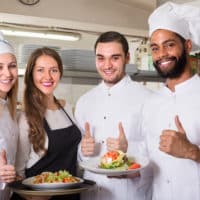 Serveur et cuisinier en formation