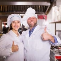 Cuisiniere heureuse